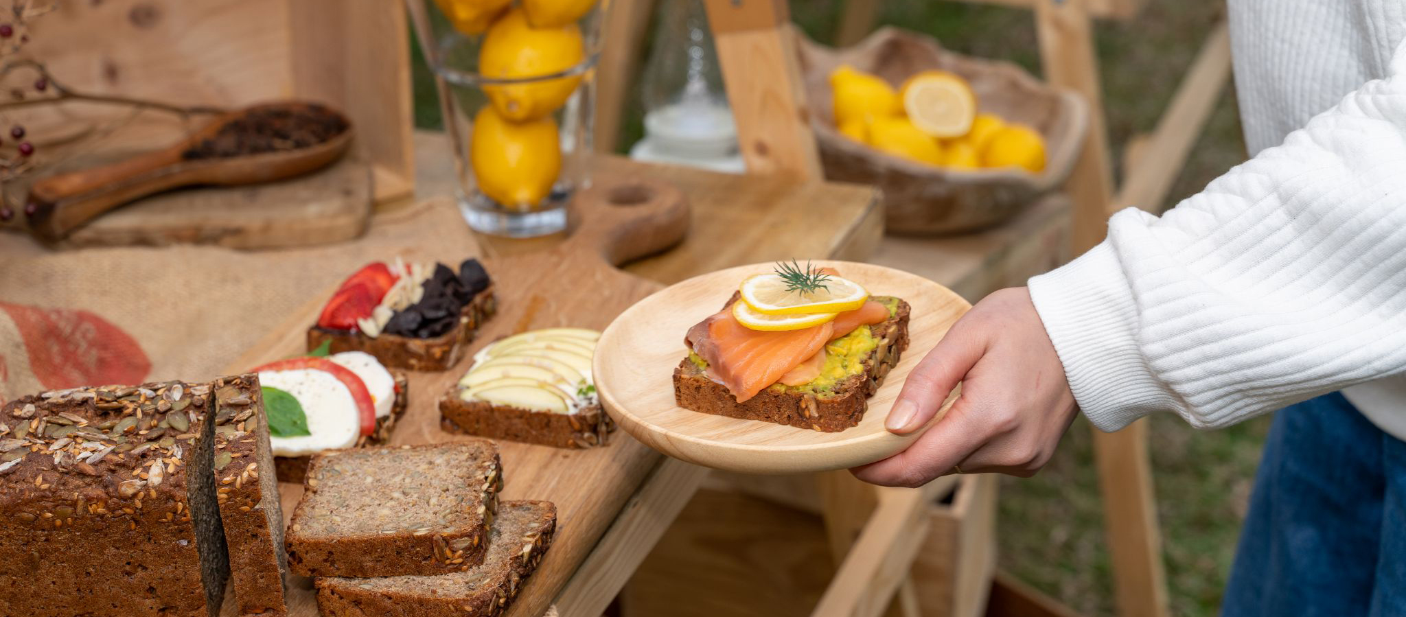苗栗豪華露營「山野森活」 2023 推出北歐春季野餐主題，手作 SMØRREBRØD 開放式三明治！